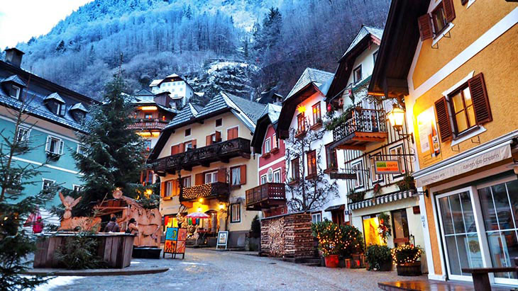 fairytale-winter-destinations-hallstatt-austria-1