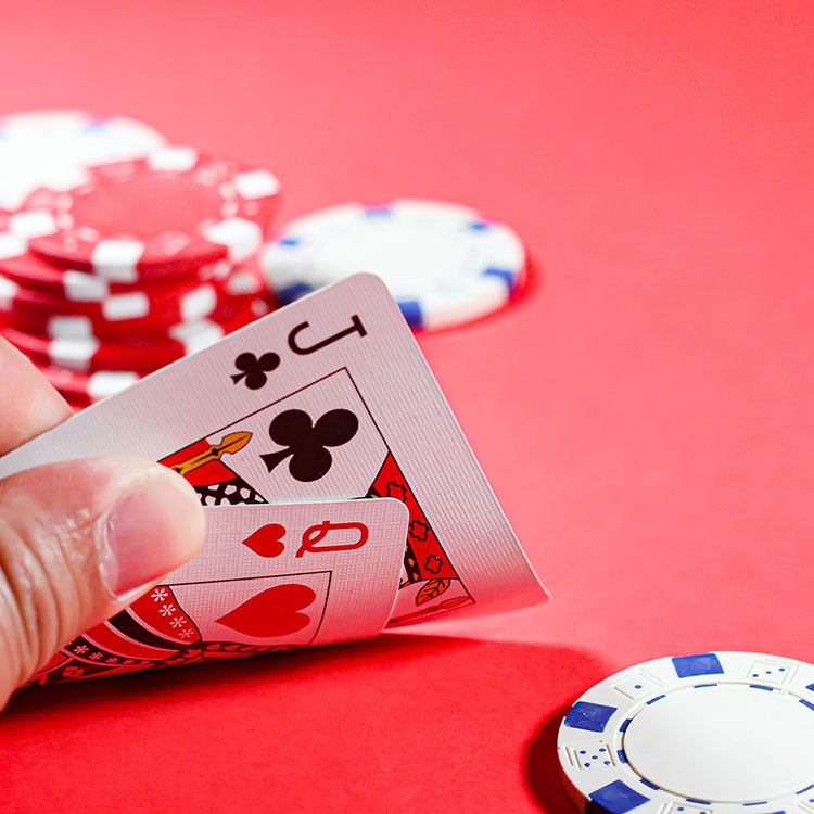 playing-blackjack-online-mar23-featured-img